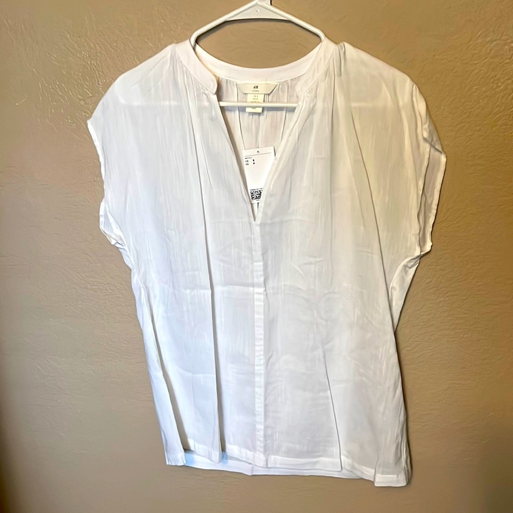 Beachy cotton V-neck top. NWT
